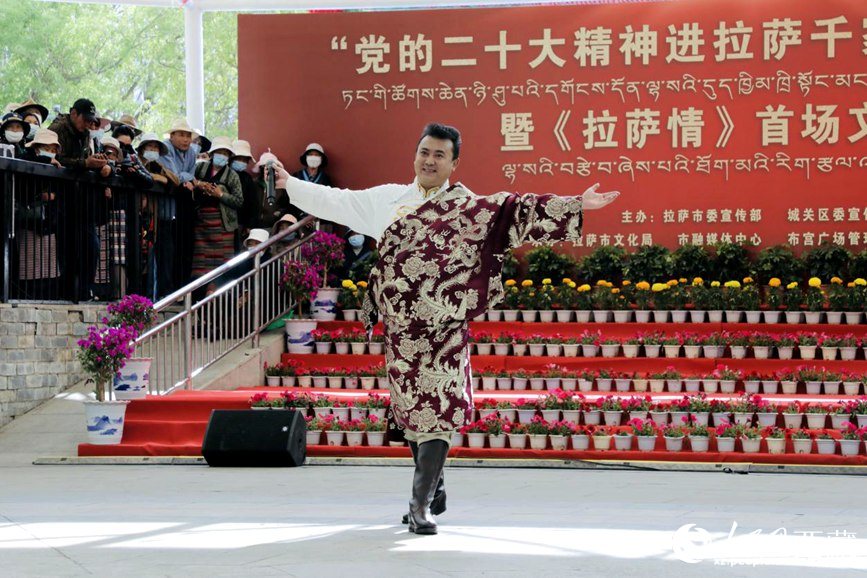 獻(xiàn)唱《夏爾巴》。人民網(wǎng) 次仁羅布攝