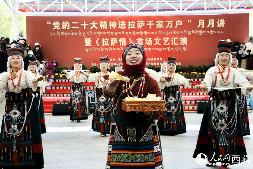 女子群舞《拉拉脫貧之路》。人民網(wǎng) 次仁羅布攝