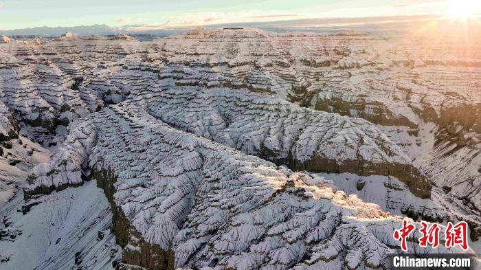圖為參展攝影師拍攝的西藏阿里札達土林雪后風光。　主辦方 供圖