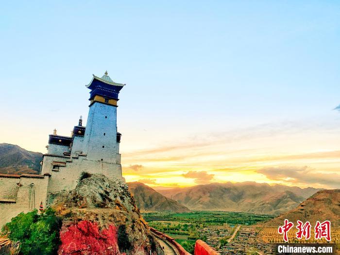 圖為西藏第一座宮殿——山南雍布拉康。　張巍 攝