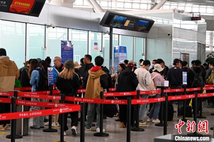 圖為“五一”期間，拉薩貢嘎機場旅客密集出行?！≡黝D珠 攝