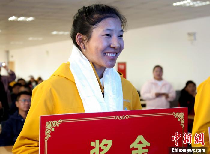 玉珍拉姆上臺(tái)領(lǐng)獎(jiǎng)。　貢確 攝