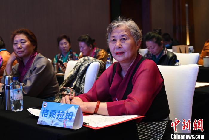 圖為西藏銀發(fā)旅游產(chǎn)品體驗(yàn)團(tuán)老年代表?！≮w朗 攝