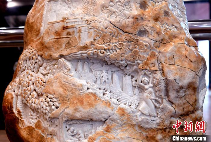 圖為5月16日，展覽中的漢白玉雕作品《猴子變?nèi)恕??！±盍?攝