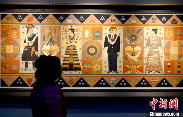 圖為5月16日，觀眾正在欣賞展覽中的新創(chuàng)唐卡作品?！±盍?攝