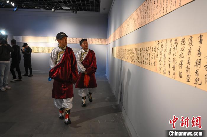 圖為學(xué)生參觀黃庭堅(jiān)書法文獻(xiàn)展?！≮w朗 攝