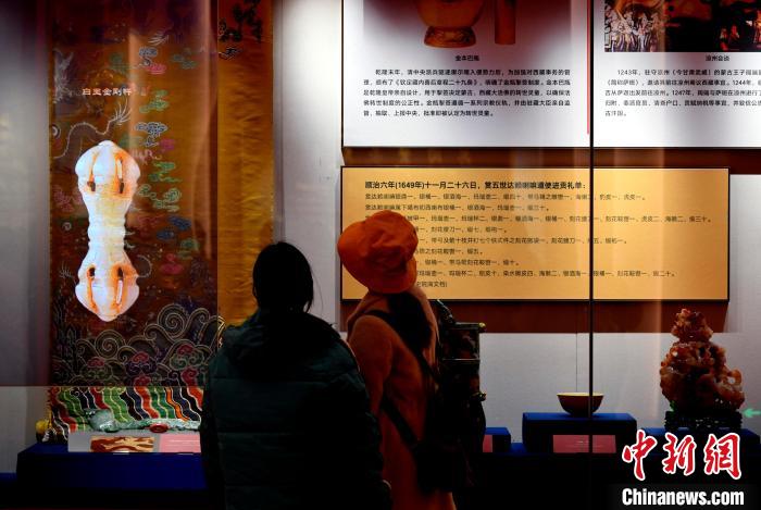 圖為5月18日，觀眾正在欣賞展覽。　李林 攝