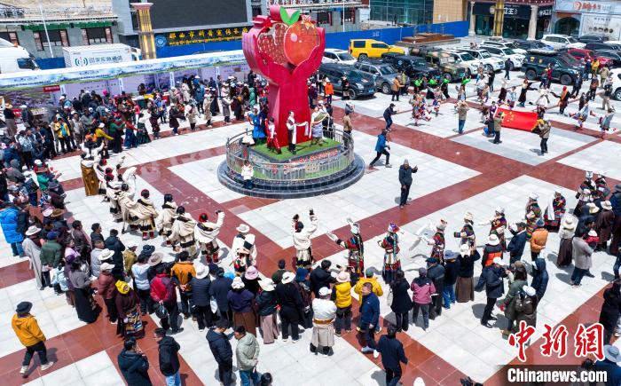 圖為“極地那曲 天際之旅”2023西藏那曲“中國(guó)旅游日”音樂(lè)美食嘉年華活動(dòng)現(xiàn)場(chǎng)?！∧乔形幕吐糜尉止﹫D