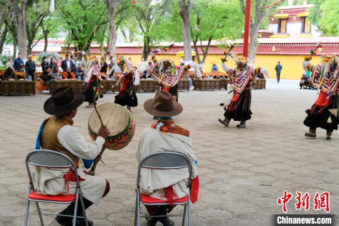 中國西藏發(fā)展論壇中外參訪嘉賓在拉薩羅布林卡觀藏戲、品卡塞