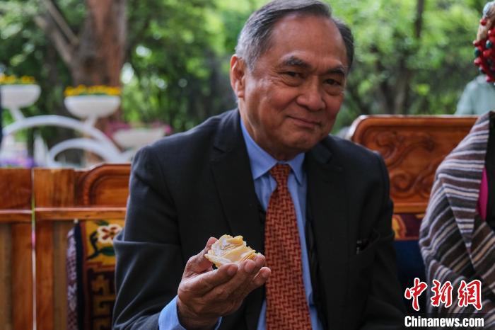 菲律賓駐華大使吉米·阿德里亞諾·弗洛克魯茲品嘗卡塞。　江飛波 攝