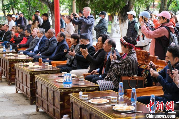 5月19日，中外嘉賓在羅布林卡和游客一起觀看藏戲。　江飛波 攝