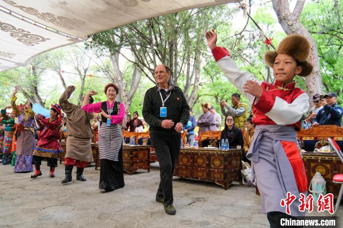 英國籍嘉賓柯馬凱(Michael Crook)加入鍋莊舞隊伍?！〗w波 攝