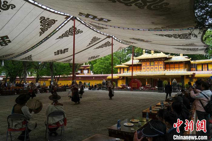 圖為當(dāng)日拉薩羅布林卡?！〗w波 攝