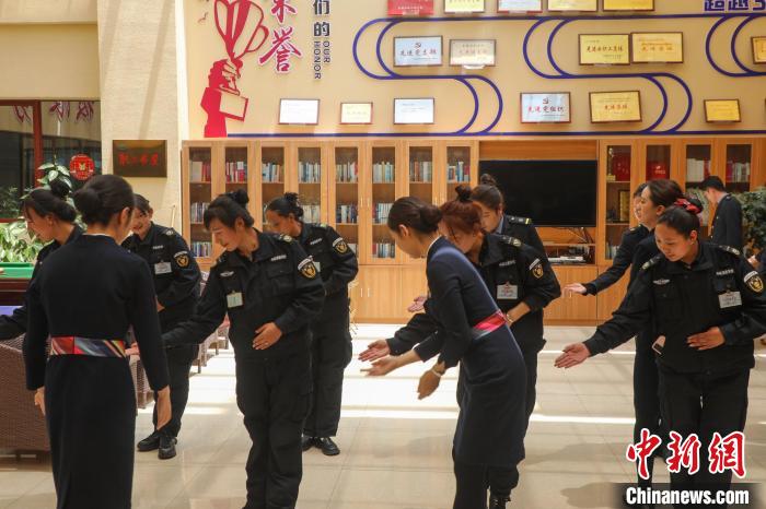 日喀則火車站客運(yùn)人員學(xué)習(xí)服務(wù)禮儀。　斗山得 攝