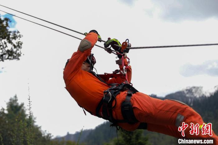 圖為消防員開(kāi)展斜向救援訓(xùn)練?！抢倮?攝