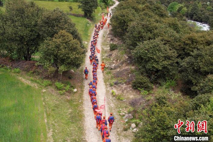 圖為西藏林芝森林消防員穿越山林?！●T怡凡 攝