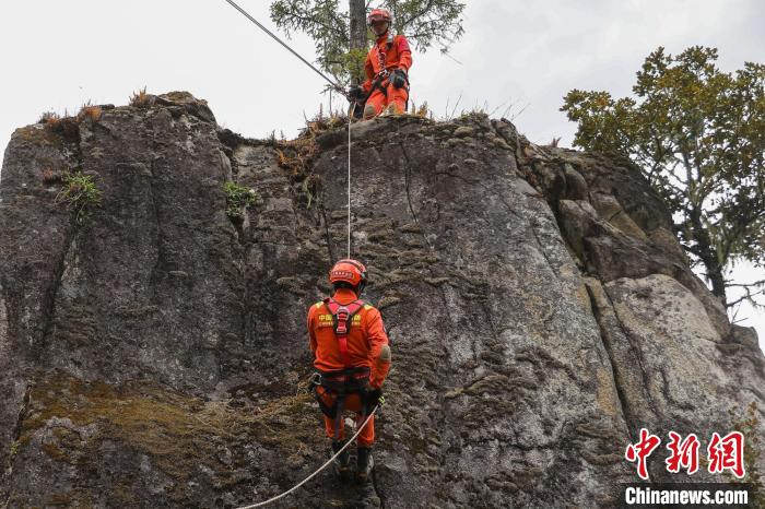 圖為消防員開(kāi)展崖壁滑降訓(xùn)練?！抢倮?攝