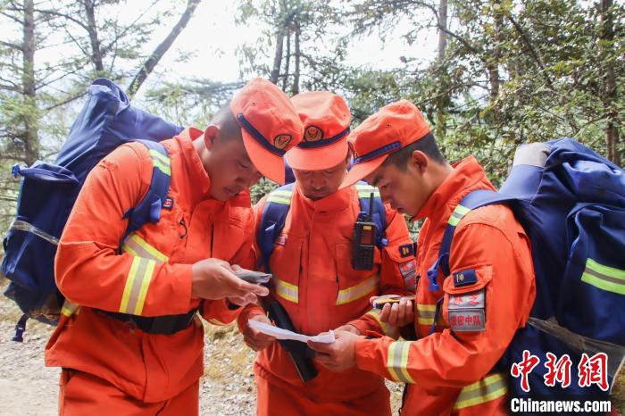 圖為消防員開(kāi)展野外按圖行進(jìn)訓(xùn)練?！抢倮?攝