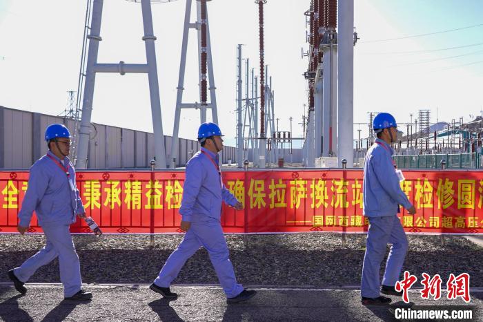 圖為檢修現(xiàn)場(chǎng)?！?guó)網(wǎng)西藏電力有限公司 供圖