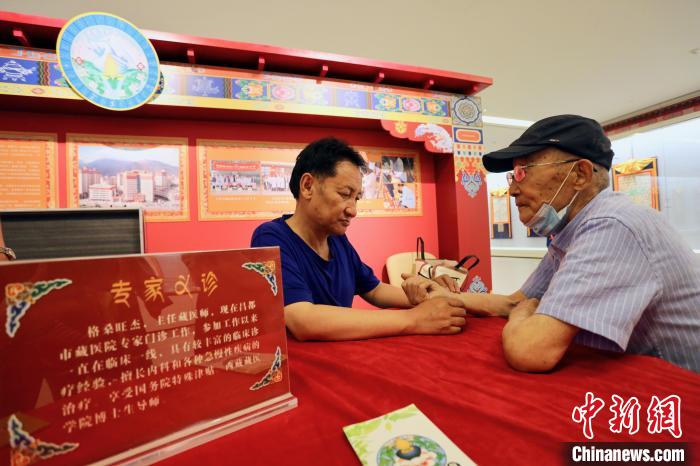 “藏韻瑰寶”藏醫(yī)四部醫(yī)典唐卡珍品展在天津美術(shù)館展出，展覽現(xiàn)場(chǎng)藏醫(yī)專家義診受歡迎。　劉俊蒼 攝