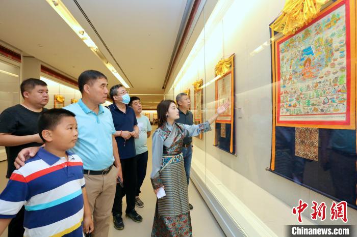 “藏韻瑰寶”藏醫(yī)四部醫(yī)典唐卡珍品展現(xiàn)場(chǎng)?！⒖∩n 攝