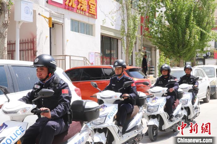 民警騎著電瓶車(chē)在轄區(qū)巡邏走訪?！↑S創(chuàng)偉 攝