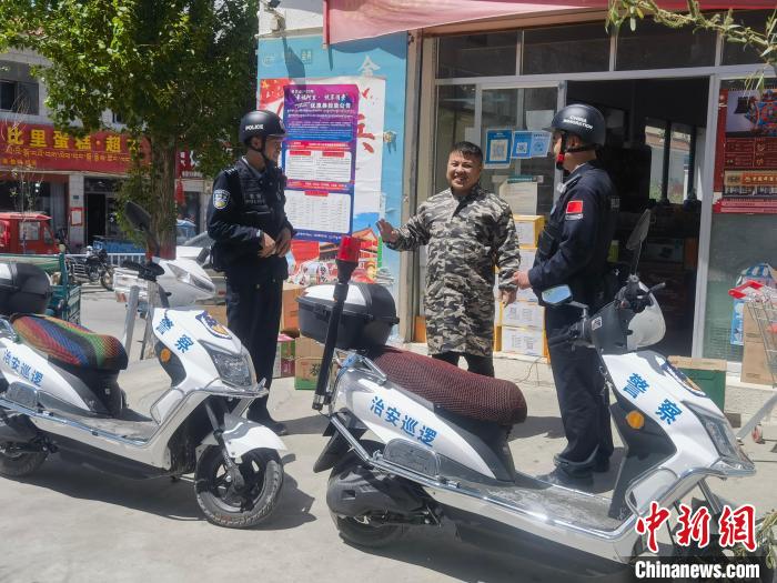 民警對(duì)轄區(qū)商鋪進(jìn)行走訪排查。　黃創(chuàng)偉 攝