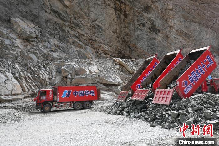 拉哇水電站正式啟動大壩填筑?！∪A電金上公司 供圖