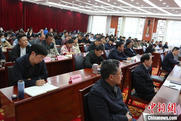 圖為專題黨課現(xiàn)場?！∝暽＠?攝