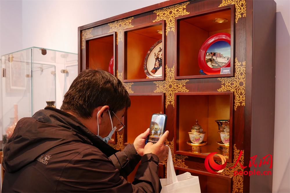 觀眾正在用手機拍攝展品。人民網(wǎng) 韋衍行攝
