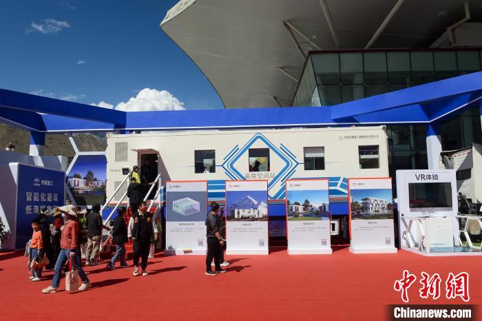 展覽現(xiàn)場(chǎng)，觀眾體驗(yàn)裝配式增壓增氧建筑。　湯葉 攝