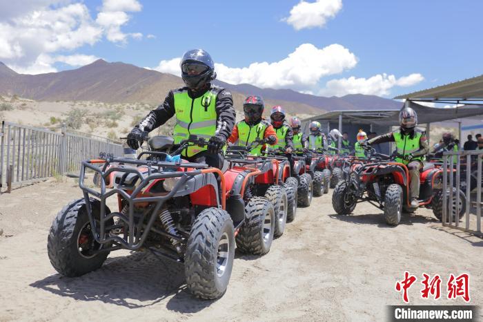 圖為比賽選手途經(jīng)扎囊沙漠公園。　游牧地球供圖