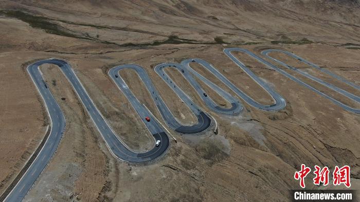 圖為騎手前往珠峰大本營(yíng)途經(jīng)108道拐。　游牧地球供圖