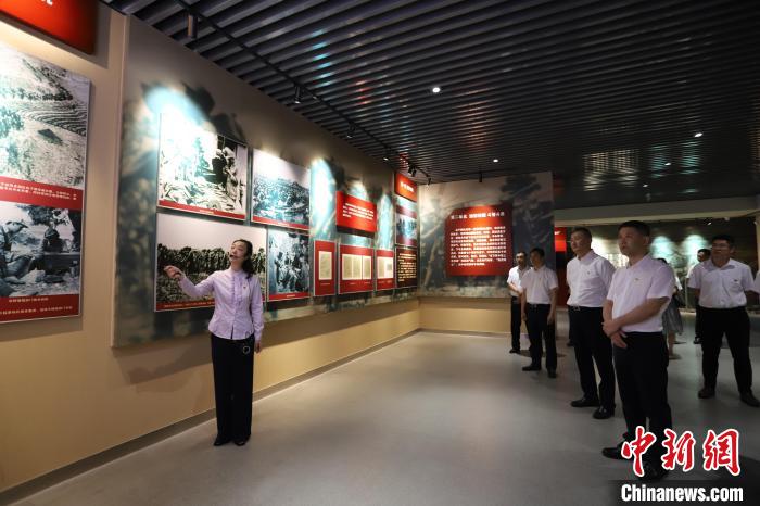 圖為西藏航空一行在臨沂市孟良崮戰(zhàn)役紀(jì)念館開展主題教育活動?！〗?攝