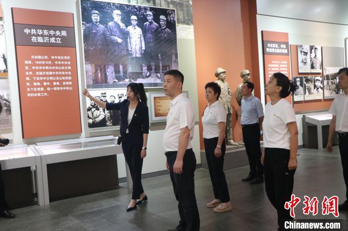 圖為西藏航空一行在臨沂市沂蒙革命紀(jì)念館開展主題教育活動?！〗?攝