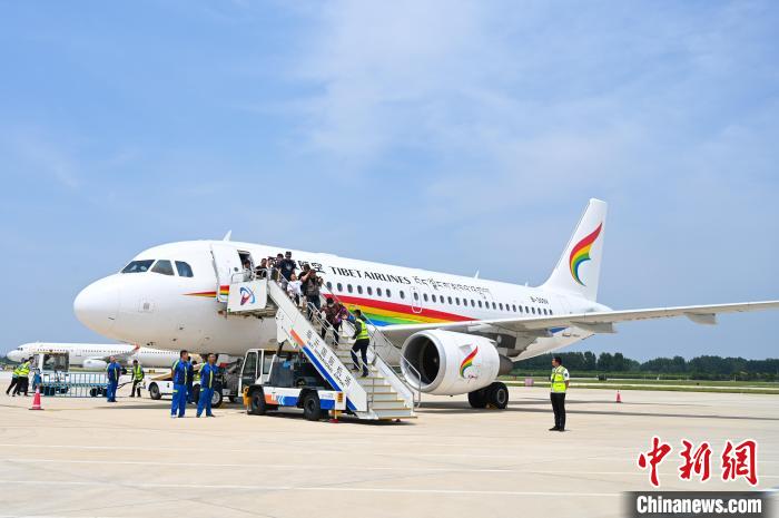 圖為旅客抵達(dá)機(jī)場?！≮w朗 攝