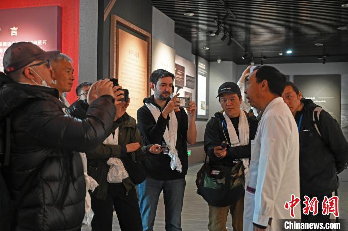 圖為中外媒體采訪西藏自治區(qū)藏醫(yī)院相關(guān)負(fù)責(zé)人?！≮w朗 攝