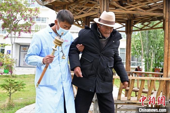 圖為曲松縣特困人員集中供養(yǎng)中心老人索朗歐珠。　趙朗 攝