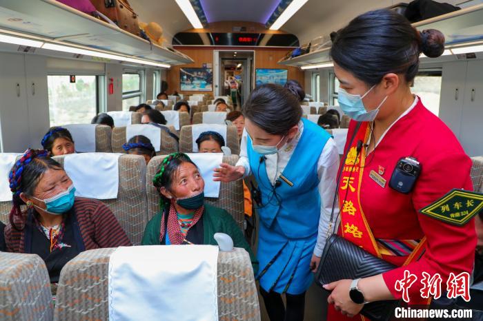 農(nóng)牧民乘坐高原復(fù)興號(hào)動(dòng)車組出行?！≈軔傁?攝