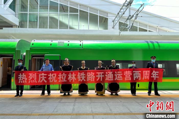 中國(guó)鐵路青藏集團(tuán)有限公司慶祝拉林鐵路開(kāi)通運(yùn)營(yíng)兩周年?！±詈Ｐ?攝