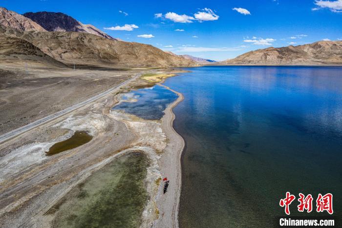班公湖又稱措木昂拉仁波，藏語意為“長脖子天鵝”?！↓埿▲P 攝
