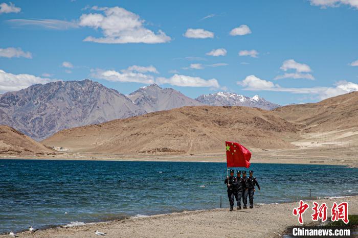 班公湖邊境派出所民警巡邏在班公湖畔?！↓埿▲P 攝
