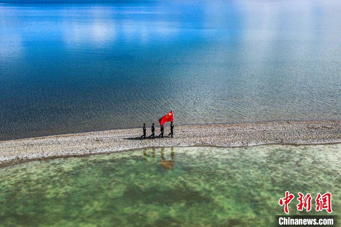 班公湖巡邏現(xiàn)場。　龍小鳳 攝