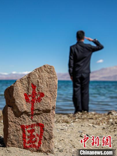 班公湖畔的“中國”標(biāo)記。　龍小鳳 攝