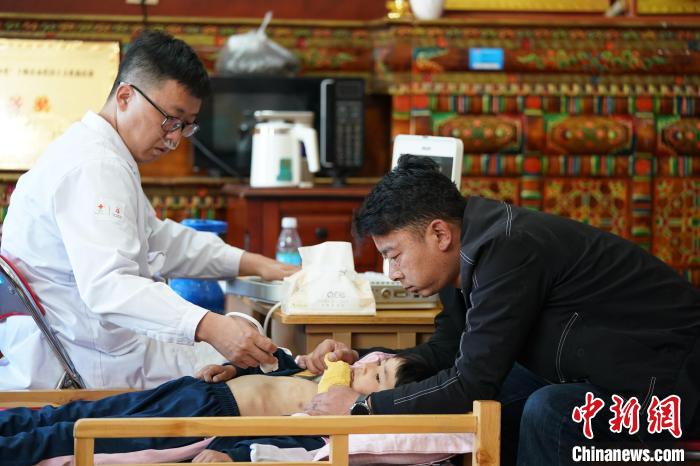 6月27日，西藏康馬縣雙語(yǔ)幼兒園的孩子參加先心病篩查?！√K丹 攝