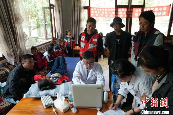 6月27日，西藏康馬縣少崗鄉(xiāng)中心小學(xué)的孩子參加先心病篩查?！√K丹 攝