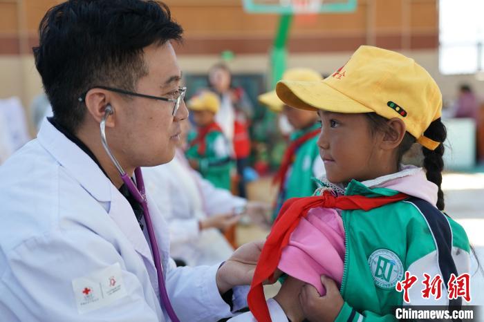 6月27日，西藏康馬縣南尼鄉(xiāng)中心小學(xué)的孩子參加先心病篩查?！√K丹 攝