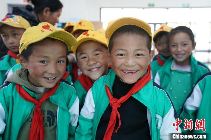 6月27日，西藏康馬縣南尼鄉(xiāng)中心小學(xué)的孩子參加先心病篩查?！√K丹 攝