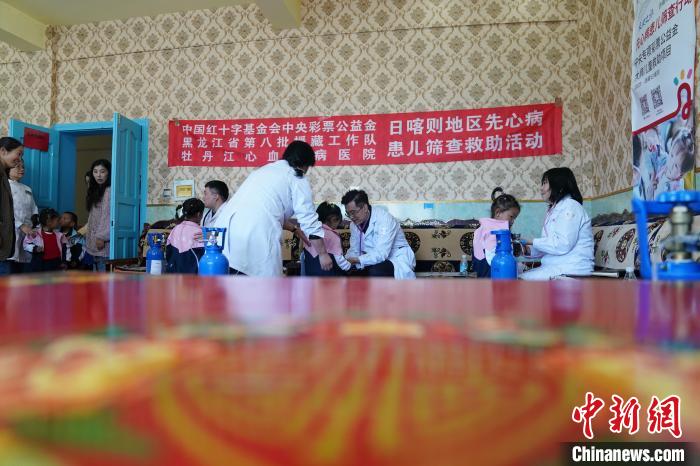 6月27日，西藏康馬縣雙語(yǔ)幼兒園的孩子參加先心病篩查?！√K丹 攝