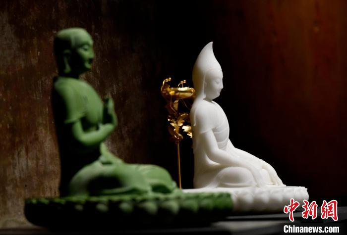 圖為展覽中圍繞西藏歷史與傳統(tǒng)創(chuàng)作的雕塑作品?！±盍?攝